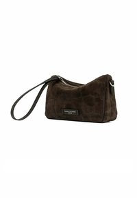 Borsa a tracolla in suede marrone con finitura texturizzata, chiusura a zip e cinturino removibile. Presenta un'etichetta del marchio sulla parte anteriore.