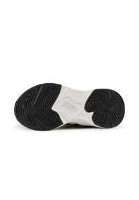 Semelle d'une sneaker avec une semelle extérieure en caoutchouc noir présentant un motif de traction complexe, une semelle intermédiaire blanche et du texte de marque sur l'arche.