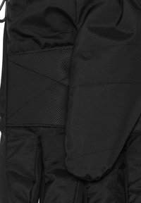 Närbild av en svart tyg, med texturerade detaljer och sömmar, troligtvis från ett vinterplagg eller ytterklädesplagg.