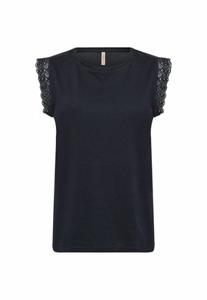 Top negru fără mâneci cu decolteu rotund și detalii din dantelă pe umeri, pe un fundal alb.