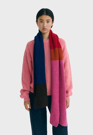 Višenamjenski pleteni šal s plavim, crvenim, narančastim, ružičastim i smešnim prugama. Ribarasti uzorak, dugačak dizajn.