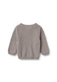 Hellbrauner, gestrickter Babysweater mit langen Ärmeln, rundem Halsausschnitt und strukturiertem Muster, flach liegend und die Rückseite zeigend.