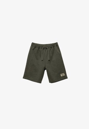 Grønne bomulds shorts med elastisk talje, snoretræk og et "SUMMER VIBES" mærkat på siden. Blød tekstur, knælang design.
