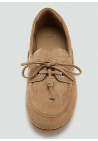 Bruine suède boot schoen met een afgeronde neus, veterfront met zilveren oogjes en een platte zool. Gladde binnenvoering.