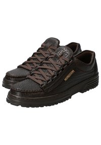 Chaussures en cuir brun avec une finition texturée, présentant des lacets et des coutures brun foncé. Logo doré remarquable sur le côté et semelle en caoutchouc robuste.