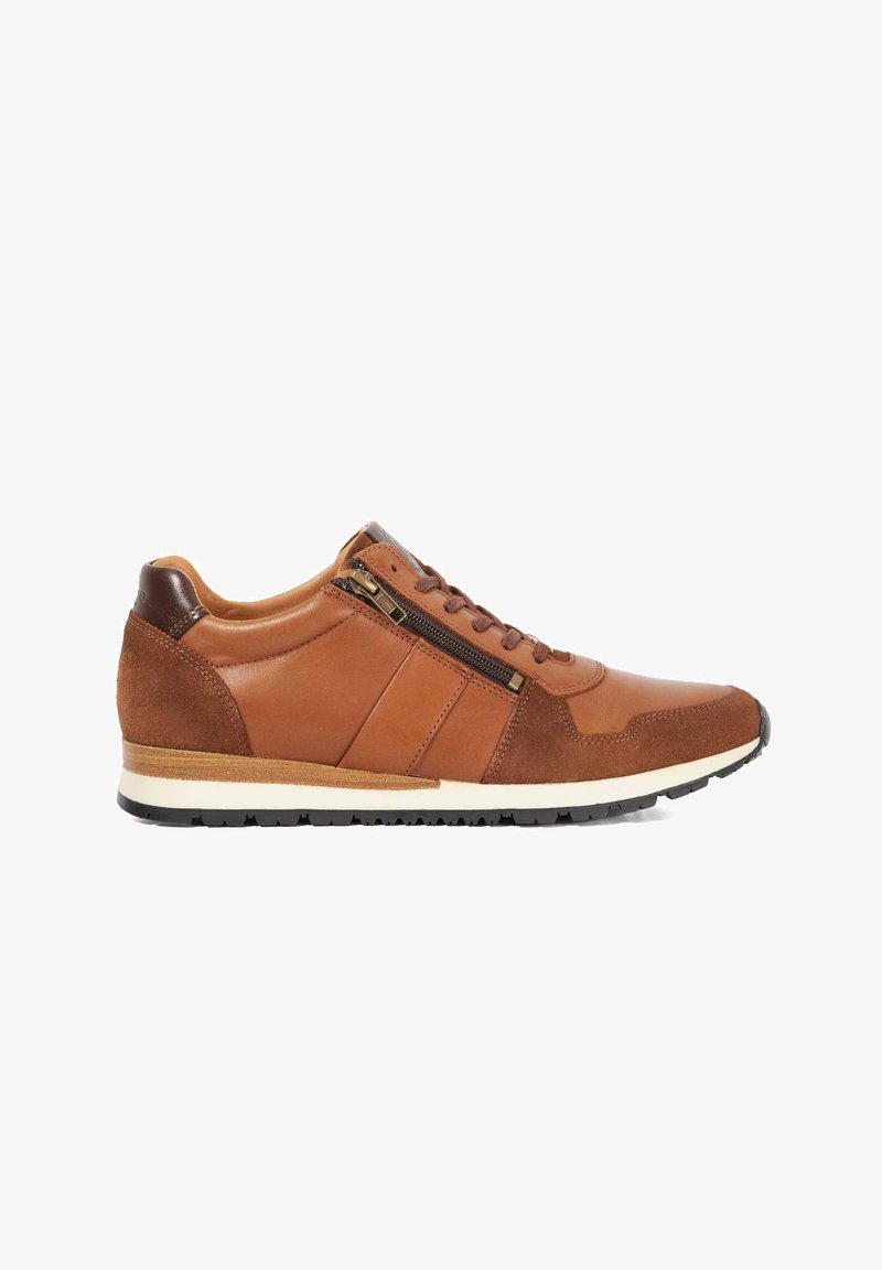 Tan leren sneaker met suède accenten, een rubberen zool en een rits aan de zijkant. Bevat textuurlagen en ton sur ton stiksel.