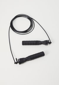 Μαύρο σκοινί άλματος με ραβδωτά μαύρα καουτσούκ χερούλια, που διαθέτει καλώδιο με σπείρα και περιστρεφόμενο σύνδεσμο στη μία άκρη. Απλός, λειτουργικός σχεδιασμός.