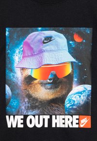 Černé tričko s grafikou lenochoda, který má na sobě fialový kbelíkový klobouk a reflexní sluneční brýle, na kosmickém pozadí s planetami.
