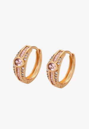Orecchini ad anello in oro con gemme rosa e dettagli trasparenti. Presentano un design curvo con pietre rettangolari e rotonde alternate.