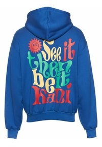 Sudadera con capucha azul con un bolsillo tipo canguro en la parte delantera. Presenta un gráfico de texto multicolor en la espalda: "Hazlo y luego sé, Kani." Material suave de algodón.