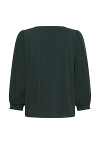 Donkergroene blouse met een relaxte pasvorm, voorzien van textuurstof, lange pofmouwen en elastische manchetten. Vierkante halslijn.