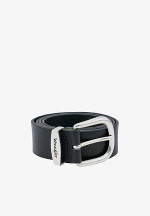 Schwarzer Ledergürtel mit einer silbernen Metallschnalle. Hat eine glatte Textur und eine rechteckige Schnalle mit dem eingravierten "Wrangler".