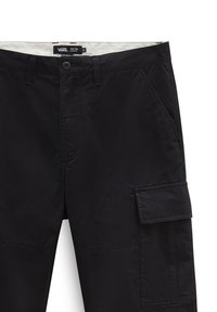 Schwarze Cargo-Hose mit Knopfverschluss, vier Taschen und glatter Textur; verfügt über Steppdetails und ein Vans-Label am Bund.