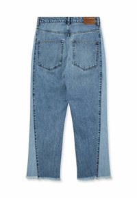 Hellblaue Jeans aus Denim mit fransigem Saum, ausgestattet mit zwei Paspeltaschen auf der Rückseite und einem Lederlabel am Bund. Gerade Schnittform.