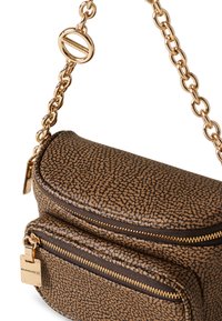 Sac en bandoulière marron texturé avec fermeture éclair dorée, poche avant et bandoulière en chaîne dorée épaisse avec un fermoir circulaire.
