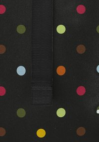 Sac fourre-tout en tissu noir orné de pois colorés en rouge, rose, jaune, vert, marron et bleu, avec une bandoulière noire verticale.