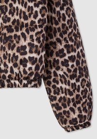 Manica di giacca puffer con stampa leopardata, dotata di polsini elastici, caratterizzata da un motivo a macchie marroni, nere e beige su tessuto trapuntato.