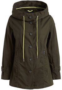 Veste à capuche vert foncé avec fermeture à boutons, deux poches avant, sangles ajustables aux manches et cordons jaunes sur la capuche.