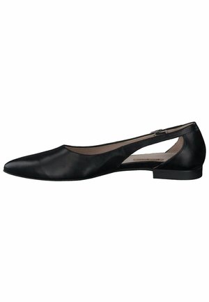 Chaussure plate en cuir noir avec un bout pointu, un talon ouvert et un talon carré bas. Texture lisse et design minimaliste.