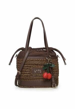 Sac à main marron tissé avec garniture en cuir, doubles anses, fermeture à cordon, bandoulière amovible et porte-clés en forme de cerise.