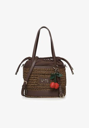 Bolso marrón tejido con detalles de piel, doble asa, cierre superior con cordón, correa desmontable y llavero con forma de cereza.