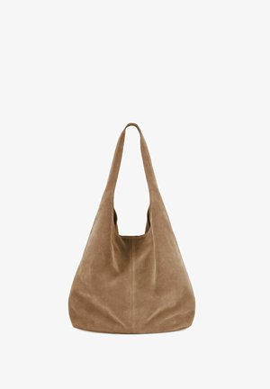 Brązowa torba hobo z zamszu z szerokim pojedynczym paskiem i miękką, miękką strukturą, pokazana na białym tle.