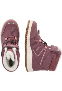 Bottes synthétiques violettes avec une finition texturée, semelle en caoutchouc et doublure en fourrure douce. Comprend une sangle réglable et un lacet à cordon pour un ajustement optimal.