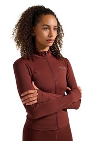 Mörkröd långärmad träningsjacka med dragkedja fram, hög krage och tumhål. Har "HALO"-logotyp i ljusgrått på bröstet.