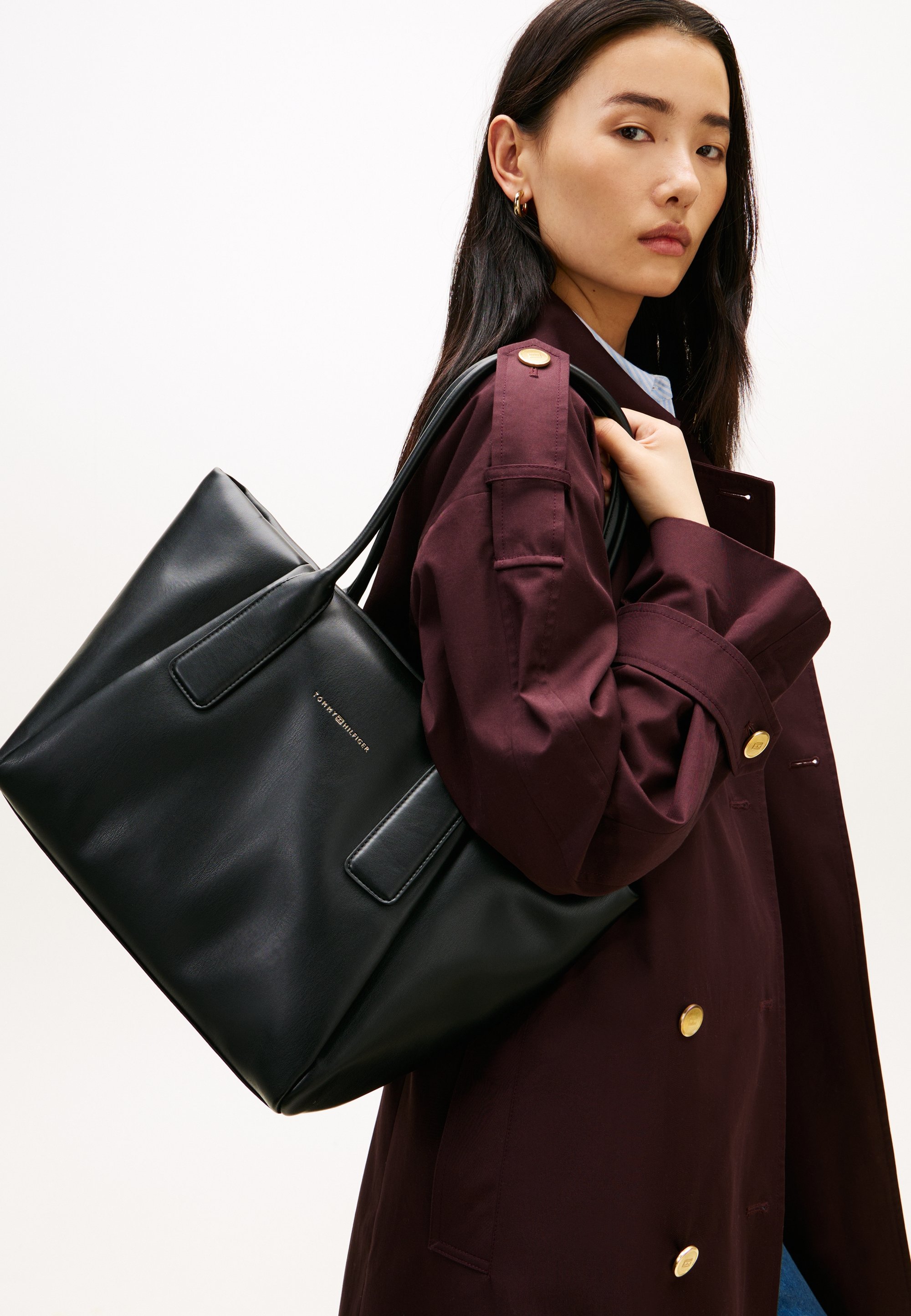 Tommy Hilfiger ESSENTIAL METALLIC LOGO TOTE BAG - Tote bag - black 
