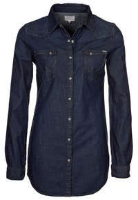 Mörkblå denimskjorta med långa ärmar, spetsig krage, två framfickor med lock och knappstängning.