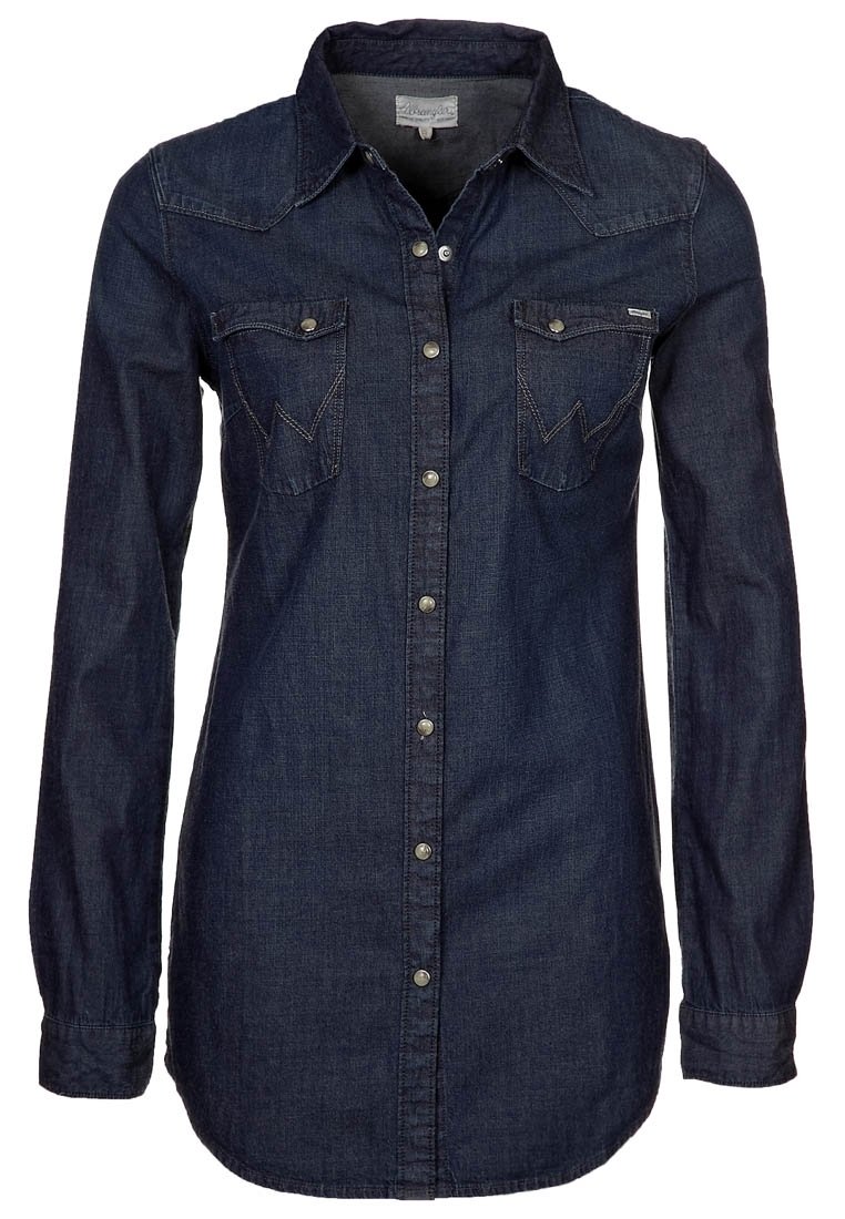 Mörkblå denimskjorta med långa ärmar, spetsig krage, två framfickor med lock och knappstängning.