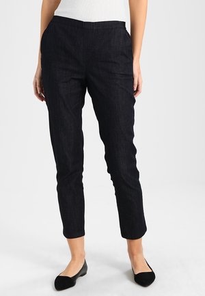 Donkerdenim broek met een slim fit, middelhoge taille en cropped lengte. Glad textuur met minimale stikseldetails.