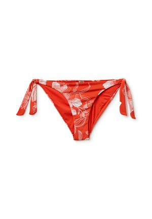 Braguita de bikini roja con estampado floral blanco y tiras laterales anudadas, colocada plana sobre un fondo blanco.
