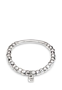 Pulsera de plata con un diseño variado de cuentas y una forma lisa y redondeada. Cuenta con una pequeña etiqueta inscrita "UNO de 50." Acabado pulido.