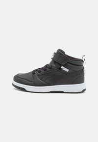 Schwarze High-Top-Sneaker mit Obermaterial aus synthetischem Leder, gepolstertem Schaft, Klettverschluss und weißer Gummisohle. Mit durchlochten Akzenten.