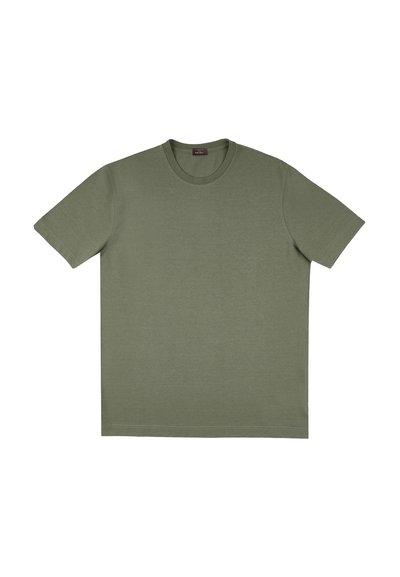 Camiseta de manga corta verde oliva hecha de algodón. Diseño clásico de cuello redondo con una textura suave y un dobladillo recto. Sin patrones ni acentos visibles.