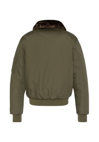 Olijfgroene bomberjack met een bruine nep bontkraag. Voorzien van geribbelde manchetten en zoom, een ritssluiting aan de linkermouw en een gladde textuur.