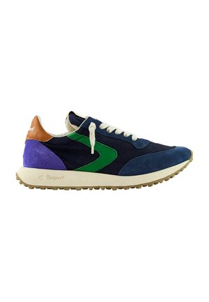 Scarpa da ginnastica blu navy con design laterale verde, lacci bianchi, tacco viola, patch in pelle marrone alla caviglia e suola beige con motivo battistrada.