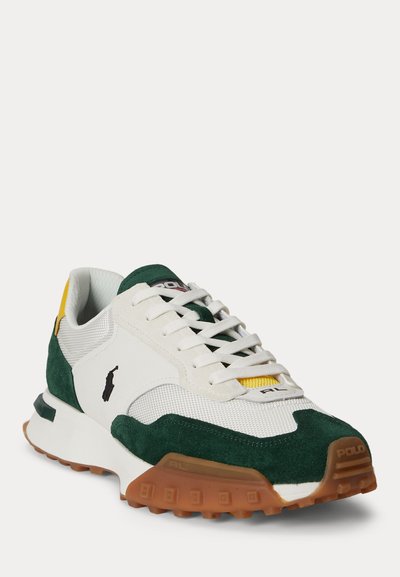 Valge ja rohelise värvusega toss, pruunide tallade, võrk- ja seemisnahast paneelidega, nööbitava esiosaga ning Polo logo külje- ja tallapinnal.