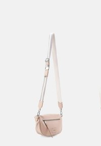 Borsa a tracolla in morbida pelle rosa. Presenta una tasca frontale con zip, una tracolla regolabile con dettagli grigio chiaro e una silhouette arrotondata.