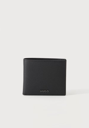 Portofel bifold din piele texturată neagră cu logo metalic "HUGO" în față, afișat pe un fundal simplu, deschis.