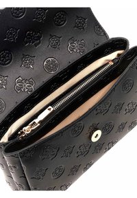 Borsa a tracolla in pelle nera embossata con tasca interna con zip, fodera beige e chiusura a scatto in metallo. Presenta un design decorativo a motivo sull'esterno.