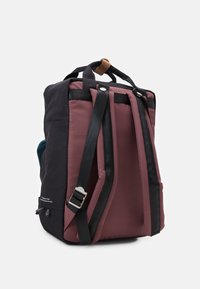 Mochila com exterior preto e painéis laterais burgundy, alças pretas ajustáveis e um detalhe em couro castanho no topo.