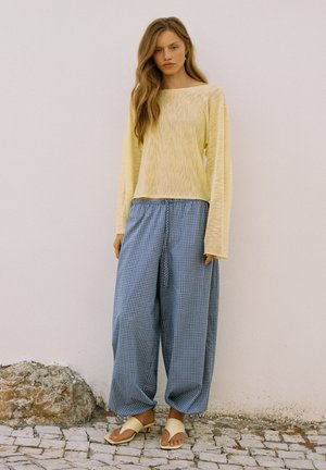 PULL&BEAR, CHECKED ELASTICATED WAISTBAND WITH DRAWSTRING - SAROUEL TROUSERS - Pantalon classique - blue