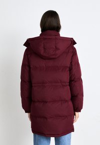 Tommy Jeans MIDI ALASKA - Dunkåpe / -frakk - deep rouge