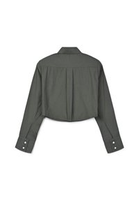 Camicia abbottonata corta di colore verde scuro, maniche lunghe con polsini, dettaglio della piega posteriore, tessuto morbido, design del colletto.