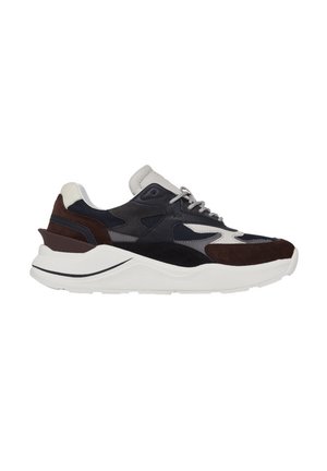 Sneakers con una combinazione di suede blu navy e marrone, dettagli in pelle grigia, suola in gomma bianca e motivi testurizzati sulla tomaia.