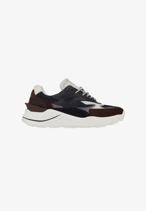 Sneakers con una combinazione di suede blu navy e marrone, dettagli in pelle grigia, suola in gomma bianca e motivi testurizzati sulla tomaia.