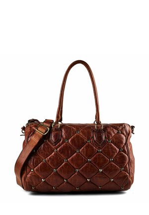 Bolso de mano de cuero marrón acolchado con patrones de diamante y pequeños remaches metálicos, con asas dobles y una correa de hombro ajustable.