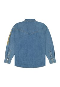 Μπλε μακρυμάνικο πουκάμισο από τζιν, εμφανίζεται από πίσω με κίτρινο κείμενο στο αριστερό μανίκι και λεπτομέρειες με κουμπιά στις μανσέτες.